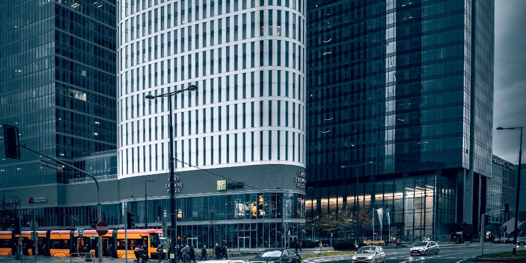 What is the goal of customer experience in commercial real estate?